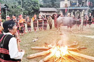 Không gian linh thiêng của đêm hội âm công bên ánh lửa bập bùng.