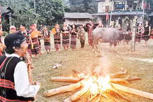 Không gian linh thiêng của đêm hội âm công bên ánh lửa bập bùng.