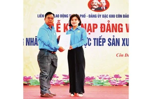 Chị Trần Thị Hồng Phượng (Công ty TNHH Một thành viên Dịch vụ công ích Quận 7) vinh dự nhận Quyết định kết nạp đảng viên tại Côn Đảo vào ngày 3/2/2026.