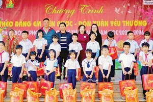 Trao quà Tết tặng học sinh có hoàn cảnh khó khăn.