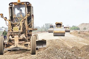 Phương tiện cơ giới thi công đoạn đường bộ ven biển qua cánh đồng xã Tân Tiến, tỉnh Thanh Hóa.