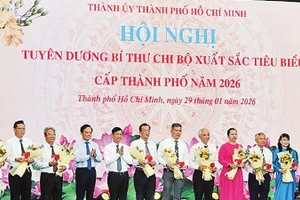 Tuyên dương bí thư chi bộ xuất sắc tiêu biểu cấp thành phố năm 2026. (Ảnh MẠNH HẢO)