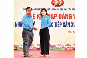 Chị Trần Thị Hồng Phượng (Công ty TNHH Một thành viên Dịch vụ công ích Quận 7) vinh dự nhận Quyết định kết nạp đảng viên tại Côn Đảo vào ngày 3/2/2026.