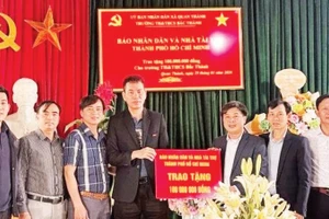 Đại diện Báo Nhân Dân tại Nghệ An trao tặng 100 triệu đồng cho Trường tiểu học và trung học cơ sở Bắc Thành. (Ảnh CHÂU PHƯỢNG)