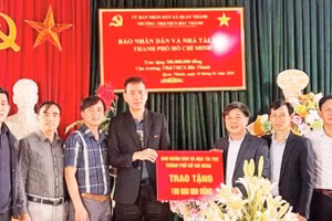 Đại diện Báo Nhân Dân tại Nghệ An trao tặng 100 triệu đồng cho Trường tiểu học và trung học cơ sở Bắc Thành. (Ảnh CHÂU PHƯỢNG)