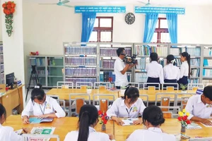 Thư viện Trường phổ thông Dân tộc nội trú trung học sơ sở, trung học phổ thông Tiểu Cần, xã Tiểu Cần đạt chuẩn, đa dạng sách, báo phục vụ học sinh.