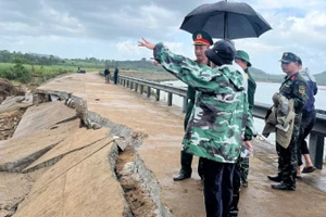 Hiện trường một đoạn kè sông Ba đoạn qua thôn Lạc Mỹ, xã Sơn Thành bị sập. (Ảnh: Thủy Loan)