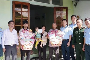 Quân chủng Phòng không Không quân khen thưởng các cá nhân tham gia hỗ trợ cứu nạn vụ rơi máy bay Yak-130. (Ảnh: Quân chủng Phòng không Không quân)