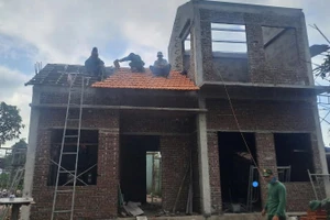 Trung đoàn Bộ binh 888, Bộ Chỉ huy Quân sự tỉnh Đắk Lắk đang hoàn thiện ngôi nhà cho hộ ông Lê Châu ở khu phố Phú Hiệp 1, phường Hòa Hiệp.