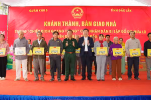 Thiếu tướng Trần Thanh Hải, Phó Tư lệnh Quân khu 5 và đồng chí Trần Hữu Thế, Phó Chủ tịch Thường trực Ủy ban Mặt trận Tổ quốc Việt Nam tỉnh Đắk Lắk tặng quà cho các hộ dân. 