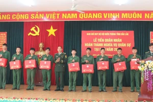 Đại tá Nguyễn Công Tuấn trao quà tặng các quân nhân hoàn thành nghĩa vụ quân sự.