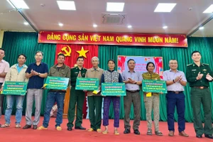 Các đơn vị tặng quà cho các em học sinh nghèo vượt khó. (Ảnh: THÙY DUNG)