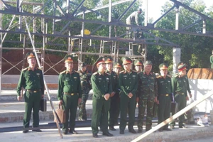 Đoàn công tác Quân khu 5 kiểm tra các tổ thi công tại thực địa.