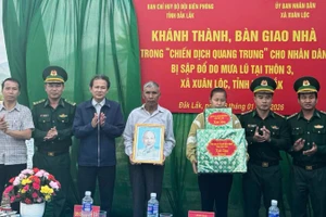 Lãnh đạo Bộ đội Biên phòng Đắk Lắk và xã Xuân Lộc bàn giao nhà, tặng quà cho gia đình bà Phạm Tôn Nữ Lệ Kiều.