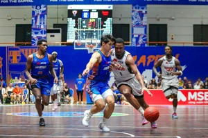 Trần Phi Hoàng Long (Hanoi Buffaloes) mạnh mẽ phòng thủ trước cầu thủ ngoại. Ảnh: VBA