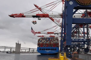 Một cảng hàng hóa tại California, Mỹ.