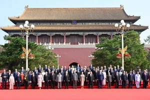 Tổng Bí thư, Chủ tịch nước Trung Quốc Tập Cận Bình và Chủ tịch nước Lương Cường cùng lãnh đạo các nước tham dự Lễ kỷ niệm 80 năm Chiến thắng phát xít của nhân dân thế giới. (Ảnh TTXVN)