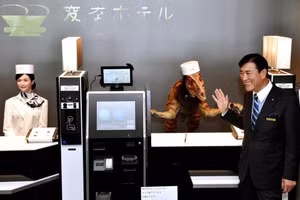 Chủ tịch Hideo Sawada cùng đội ngũ “nhân viên” robot tại khách sạn Henn na ở Nhật Bản.