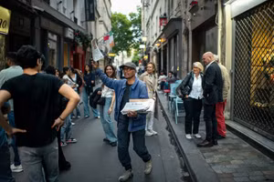 Ali Akbar đã dành nửa thế kỷ gắn bó với nghề bán báo dạo ở thủ đô nước Pháp.