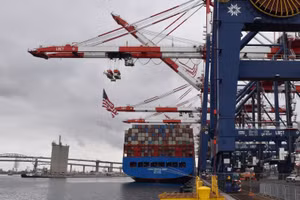 Một cảng hàng hóa tại California, Mỹ.