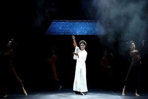 Nghệ sĩ Nhân dân Hoàng Yến đảm nhận vai nữ sĩ Hồ Xuân Hương, trong vở diễn cùng tên. 