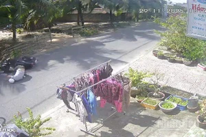 Hiện trường ông N.T.S ngã xuống do vướng dây cáp (Ảnh cắt từ clip).