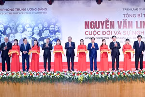 Tổng Bí thư Tô Lâm, các đồng chí lãnh đạo Đảng, Nhà nước và các đại biểu cắt băng khai mạc Triển lãm “Tổng Bí thư Nguyễn Văn Linh - Cuộc đời và sự nghiệp”. (Ảnh: ĐĂNG KHOA)