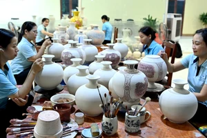 Các nghệ nhân, công nhân Công ty cổ phần Gốm Chu Đậu tăng ca làm việc để cho ra lò những sản phẩm độc đáo, mang ý nghĩa lịch sử.