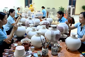 Các nghệ nhân, công nhân Công ty cổ phần Gốm Chu Đậu tăng ca làm việc để cho ra lò những sản phẩm độc đáo, mang ý nghĩa lịch sử.