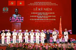 Lực lượng Công an Nhân Dân lần thứ 5 đón nhận Huân chương Sao Vàng (ẢNh: ĐĂNG KHOA)