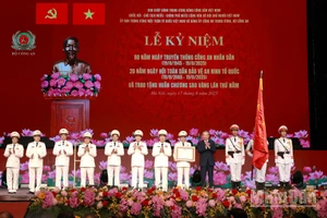 Lực lượng Công an Nhân Dân lần thứ 5 đón nhận Huân chương Sao Vàng (ẢNh: ĐĂNG KHOA)