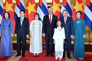 Tổng Bí thư Tô Lâm và Phu nhân, Chủ tịch nước Lương Cường và Phu nhân cùng Bí thư Thứ nhất Đảng Cộng sản Cuba, Chủ tịch nước Cuba Miguel Díaz-Canel Bermúdez và Phu nhân chụp ảnh chung.