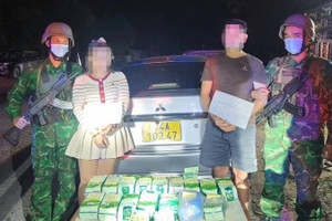 Quảng Trị: Bắt 2 đối tượng người Lào vận chuyển hơn 17kg ma túy qua biên giới