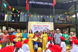 Điểm trường Dốc Mây trong ngày khai giảng năm học 2025-2026. Ngay sau lễ khai giảng, nhà trường tặng quà cho phụ huynh học sinh, (Ảnh: VĂN TRÁNG)