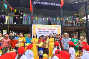 Điểm trường Dốc Mây trong ngày khai giảng năm học 2025-2026. Ngay sau lễ khai giảng, nhà trường tặng quà cho phụ huynh học sinh, (Ảnh: VĂN TRÁNG)