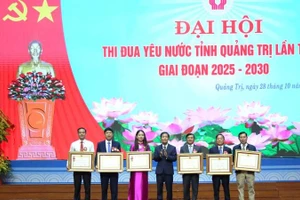  Bí thư Tỉnh ủy Quảng Trị Nguyễn Văn Phương trao tặng phần thưởng cao quý cho các tập thể, cá nhân có thành tích xuất sắc.