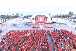 Dù đầu giờ có mưa to nhưng không khí của Chương trình tại trung tâm tỉnh Quảng Trị không vì thế mà kém sôi nổi, hào hứng.