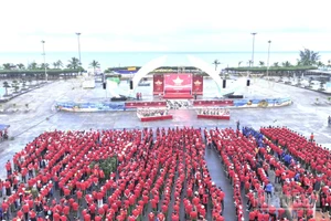 Dù đầu giờ có mưa to nhưng không khí của Chương trình tại trung tâm tỉnh Quảng Trị không vì thế mà kém sôi nổi, hào hứng.