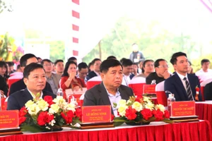 Phó Thủ tướng Chính phủ Nguyễn Chí Dũng dự lễ khởi công dự án nhà ở xã hội tại trung tâm phường Đồng Hới sáng nay.