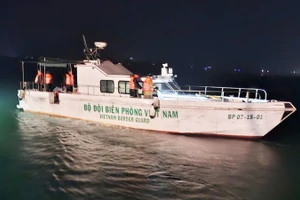 Lực lượng của Bộ đội Biên phòng tỉnh Quảng Trị tìm kiếm cứu nạn ngư dân trong đêm qua