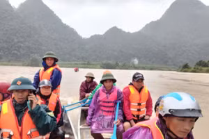 Lực lượng chức năng của xã Tân Hóa tìm kiếm 2 nạn nhân bị nước lũ cuốn mất tích