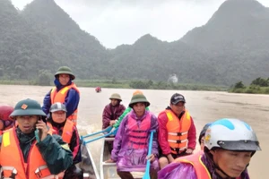 Lực lượng chức năng của xã Tân Hóa tìm kiếm 2 nạn nhân bị nước lũ cuốn mất tích