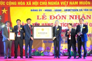 Đại diện Bộ Văn hóa, Thể thao và Du lịch trao quyết định xếp hạng Di tích cấp quốc gia Di tích lịch sử đền Song Trung và mộ 2 vị tướng quân cho xã Tân Gianh (Ảnh: HG)