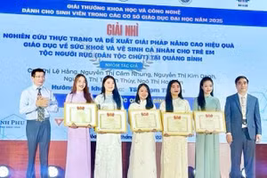 Sinh viên Cao Thị Lệ Hằng (thứ 4 từ trái sang) và các thành viên trong nhóm nghiên cứu nhận giải thưởng khoa học-công nghệ cấp toàn quốc.