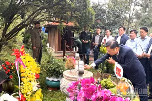Chủ tịch Ủy ban nhân dân tỉnh Quảng Trị Lê Hồng Vinh dâng hương lên mộ Đại tướng Võ Nguyên Giáp.