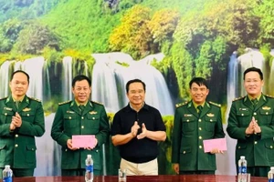 Đồng chí Nguyễn Văn Được, Chủ tịch Ủy ban nhân dân Thành phố Hồ Chí Minh tặng quà cho 2 Đồn Biên phòng Cà Roòng và Cồn Roàng đóng quân tại xã Thượng Trạch. (Ảnh: TT)