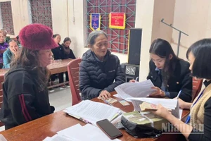 Xã Tuyên Sơn, tỉnh Quảng Trị phấn đấu đến 16 giờ chiều nay hoàn thành việc chi trả tiền quà Tết cho người dân 