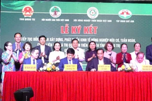 Lãnh đạo tỉnh Quảng Trị và các đơn vị liên quan ký kết hợp tác giai đoạn 2026-2030 phát triển nông nghiệp hữu cơ, tuần hoàn