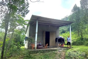 Một nhà dân ở thôn Rục, Tiến Hóa, xã Hồng Hóa cũ, nay là xã Minh Hóa, tỉnh Quảng Trị có nguy cơ bị sạt lở khi quả đồi phía sau xuất hiện vết nứt.