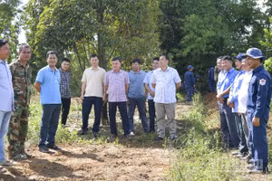 Đoàn công tác Bộ Chỉ huy Quân sự tỉnh Đồng Tháp thăm, động viên cán bộ, chiến sĩ tại địa điểm tìm kiếm hài cốt liệt sĩ trên nước bạn Campuchia.
